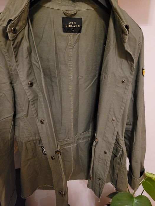 Kurtka w militarnym stylu.