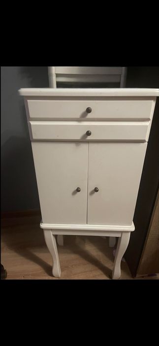 Toaletka z przegródkami na pierścionki