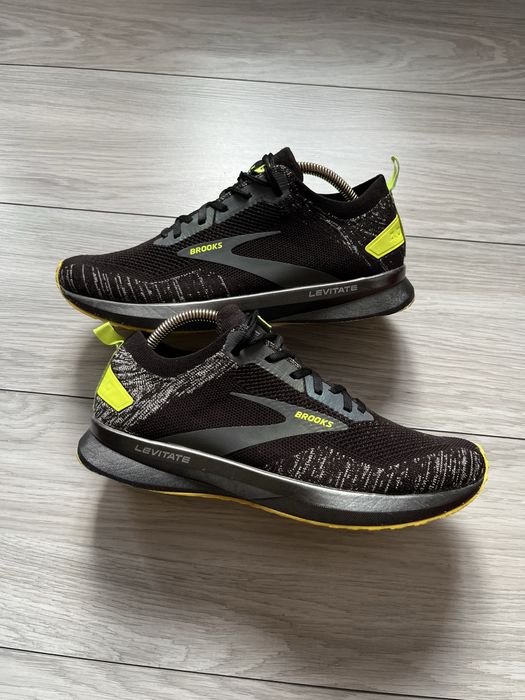 бігові кросівки Brooks Levitate 4