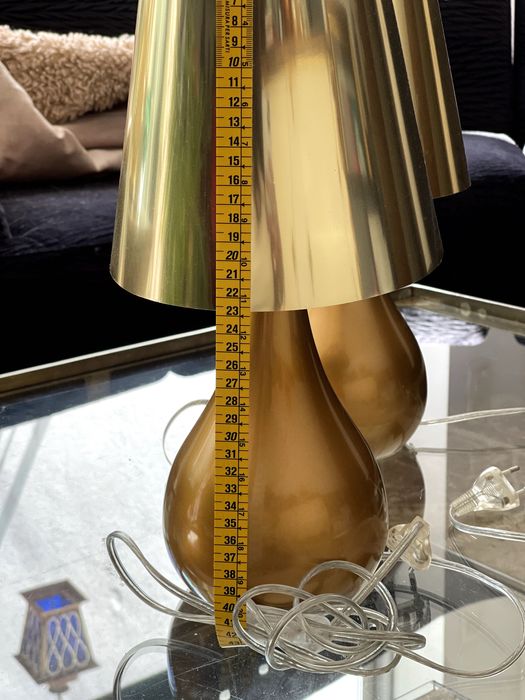 Candeeiros de mesa dourados Zara Home género Kartell Cindy