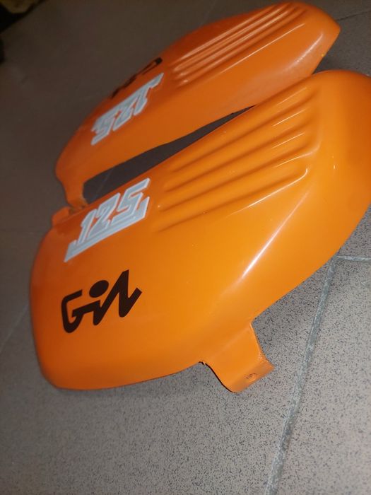 Fabrycznie nowe oslony boczne boczki rama wsk125 GIL tarki Pomarańczow