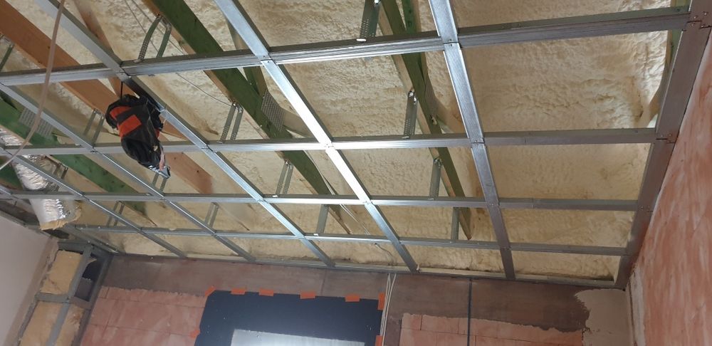 Ocieplanie pianką Izolacje poddasza dachów pianką poliuretanową