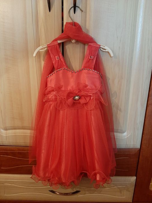 Нарядное платье на девочку 4-5лет