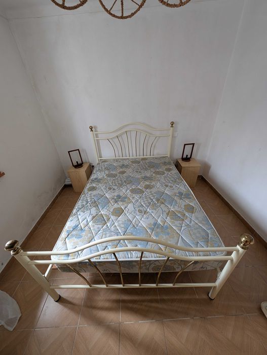 Cama completa de casal com estrado e colchão 1,33 x 1,84 m