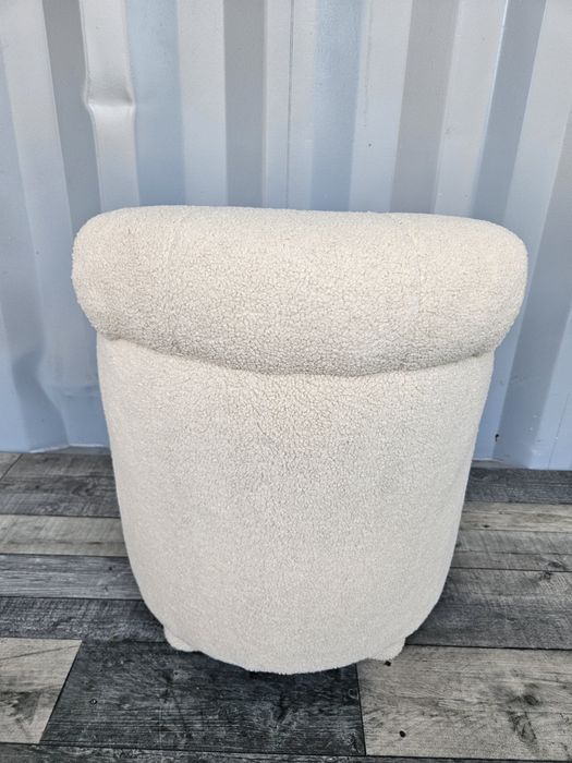 Pufa bucle z niskim oparciem