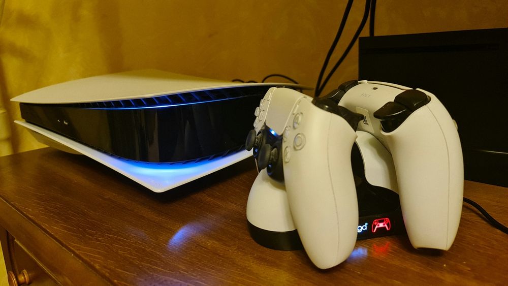 Ігрова консоль PlayStation 5 з додатковими аксесуарами.