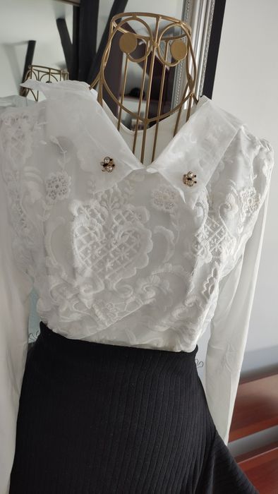Bardzo elegancka bluzka z długim rękawem z haftem koronką koszula
