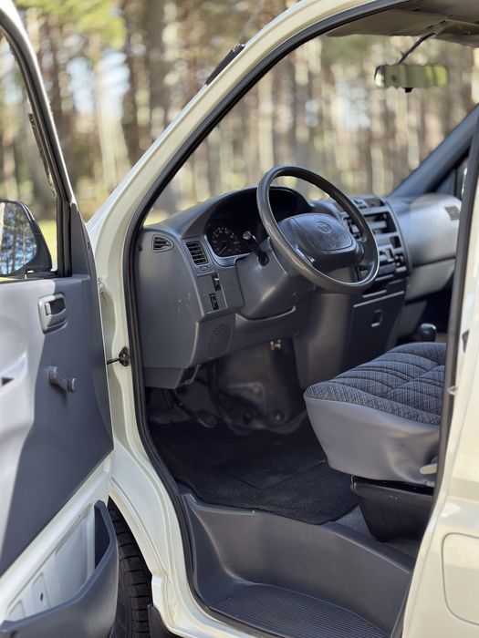 Toyota HiAce 2.4D | 6 lugares