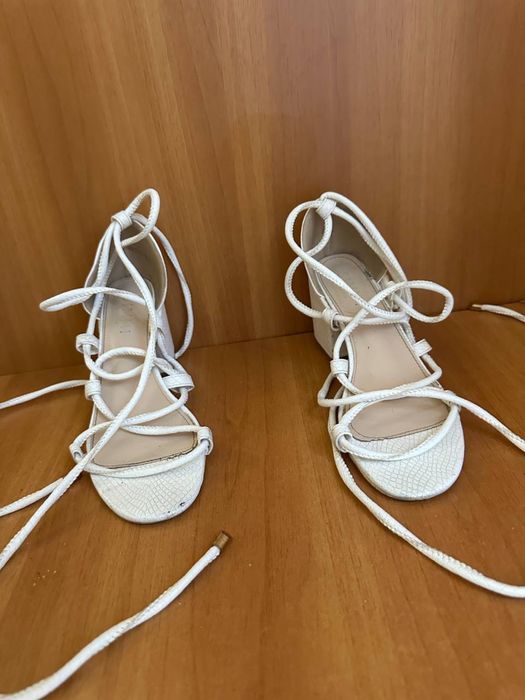 Жіночі сандалі на зав'язках 37 розмір