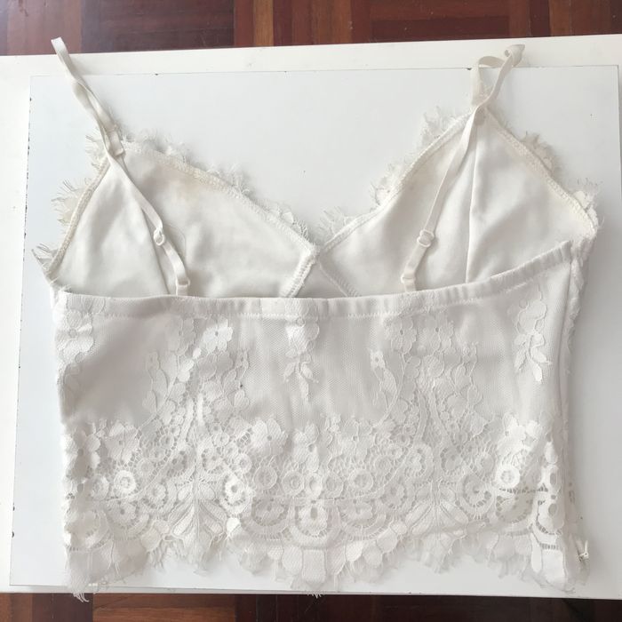 Top de renda vermelho e branco + saia de folhos