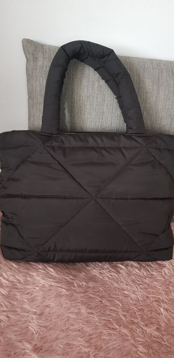 Nowa czarna pikowana pojemna shopperka
Torba nowa, nigdy nie noszona,