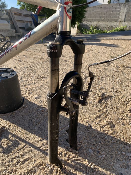 Vendo bicicleta de btt a precisar de reparações .