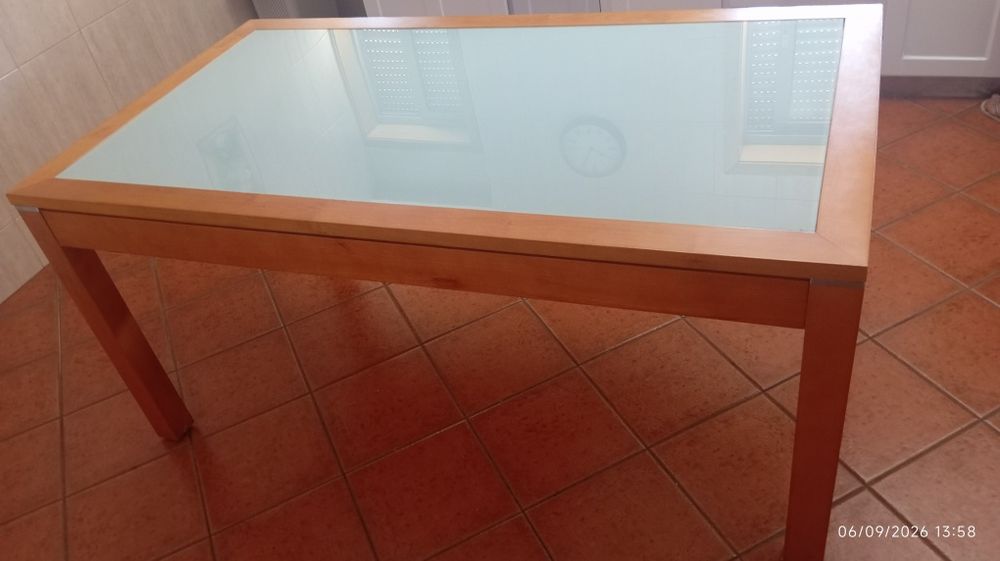 Mesa de vidro e madeira