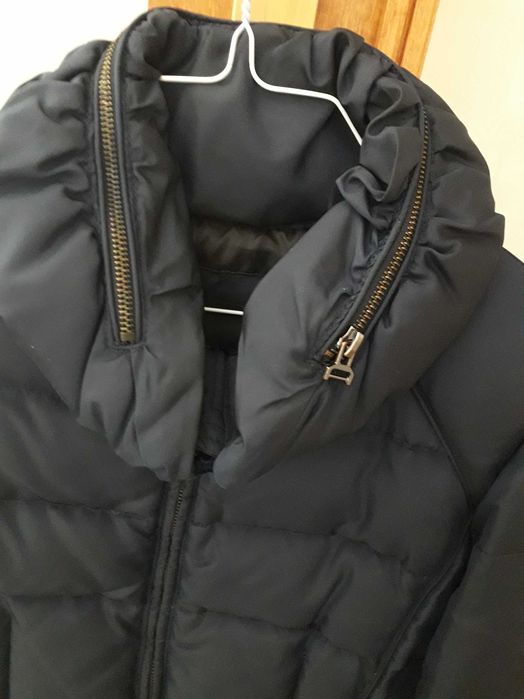 Kispo curto acolchoado de penas e plumas (azul marinho)