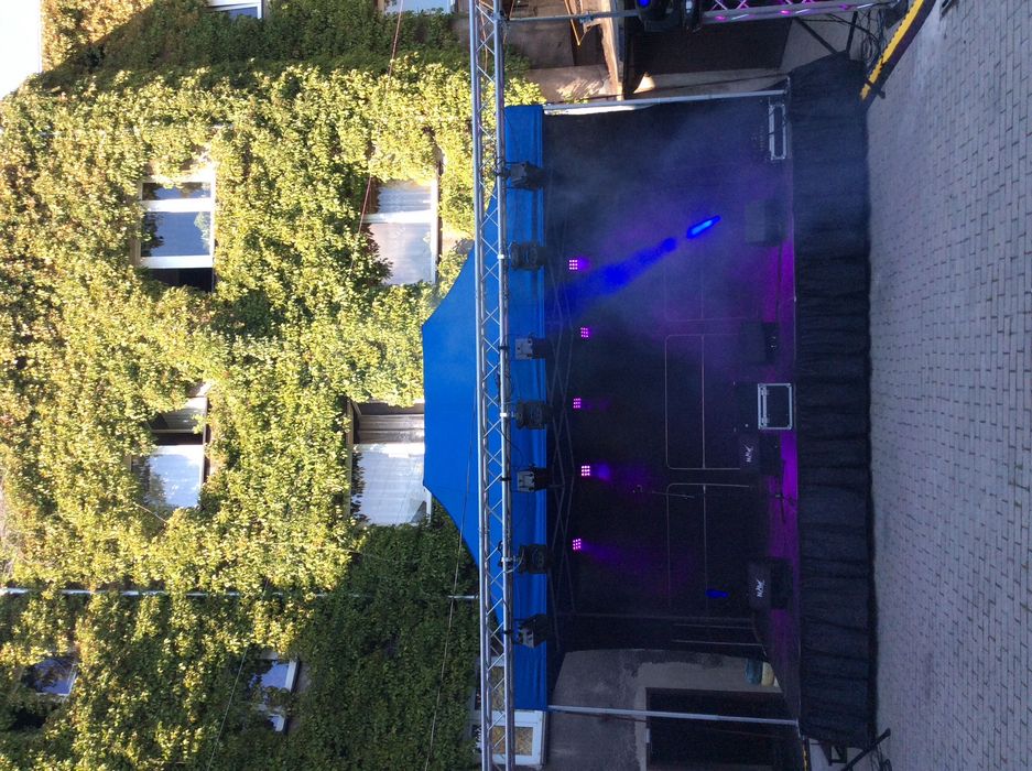 Scena, estrada, podesty sceniczne, nagłośnienie. Event.
