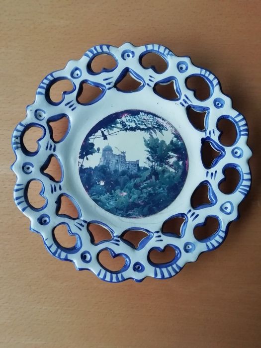 Conjunto de pratos em faiança portuguesa.