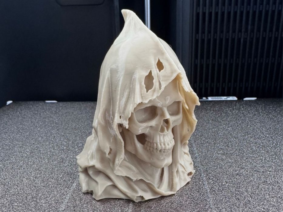 Caveira decorativa com figura de Grim Reaper