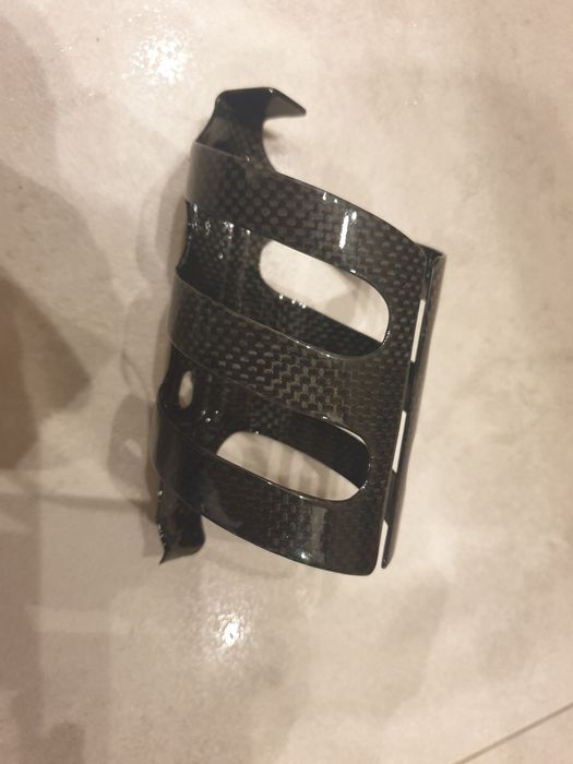 Koszyk na bidon z włókna węglowego carbon