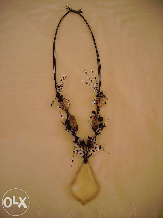 Colar Preto com vários materiais, moderno!