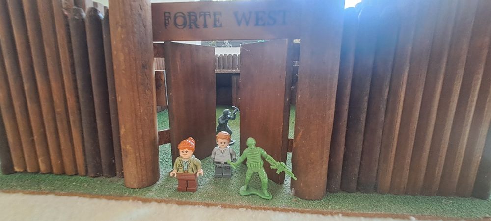 Forte West, em Maeira 47x47x14 cm ( Soldadinhos e mini figure não incl