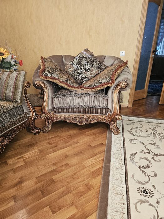 Диван та два крісла