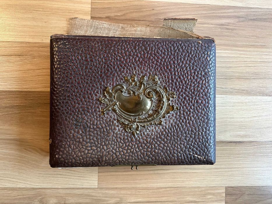 Dawny kolekcjonerski album na zdjęcia. Oprawa ze skóry.