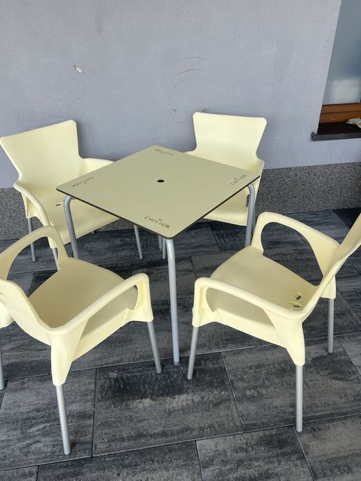 Sprzedam stół  kwadratowy
