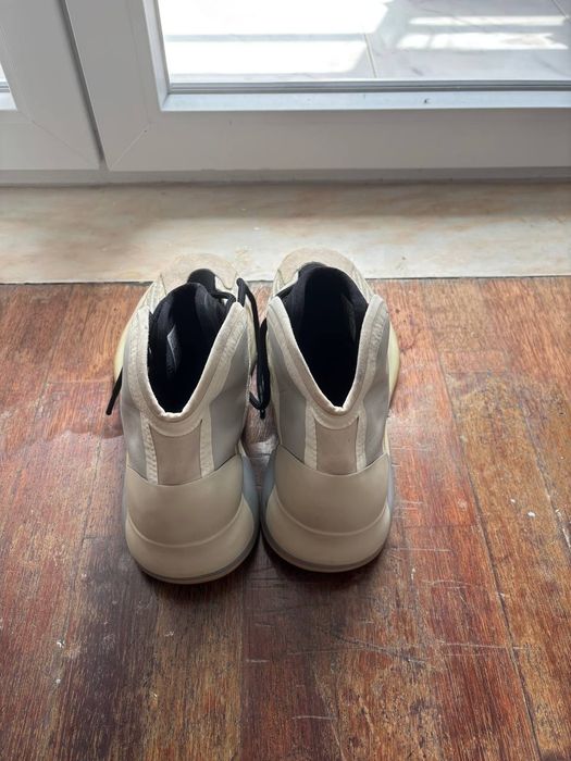 Yeezy Men's Quantum Performance-Ready Sneakers - Quântico / Yeezy QNTM Basketball.