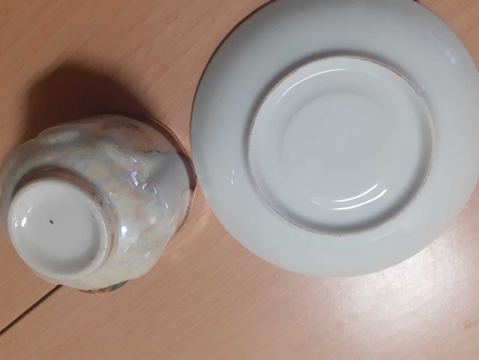 Chavena e pires antigos (penso que seja loiça inglesa)