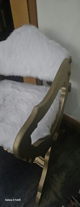 Poltrona em pelo branco e madeira pintado a dourado