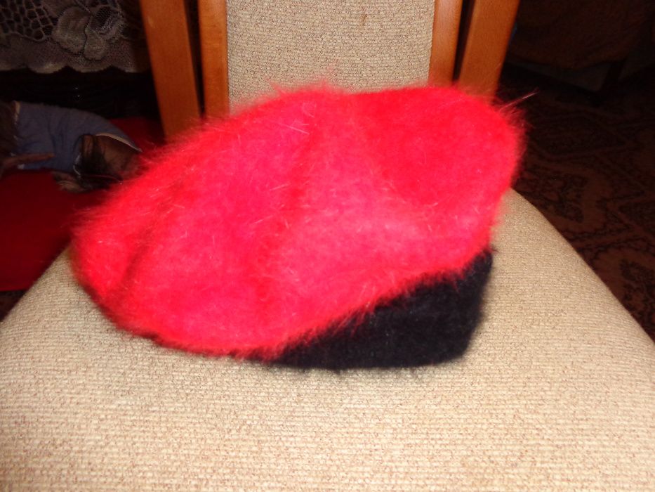 beret z angory czerwony z paskiem plus rękawiczki