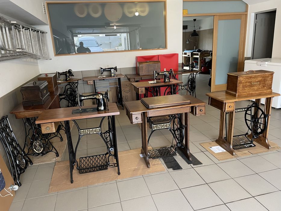 Máquinas costura antigas, restauradas