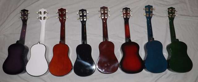 Ukulele soprano com saco e palhetas