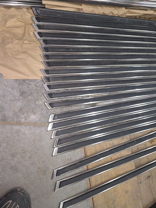 Listwy  drzwi fiat 125p chrom nowe