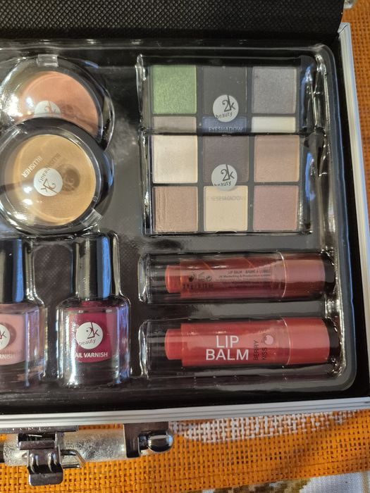 Kuferek z kosmetykami do makijażu