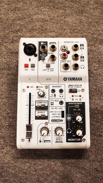Mesa de mistura YAMAHA AG03