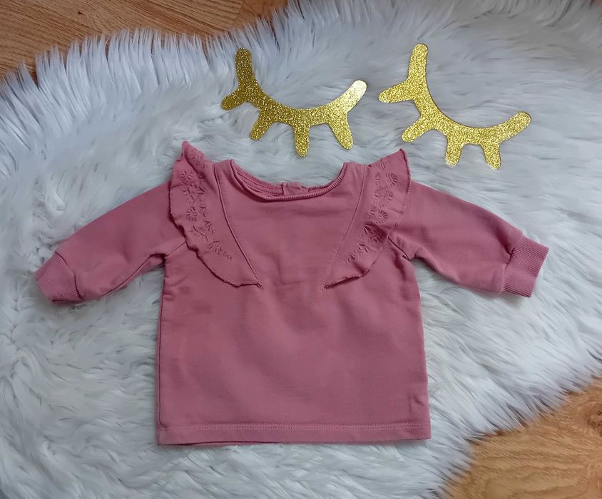 30. Różowa bluza z falbankami
