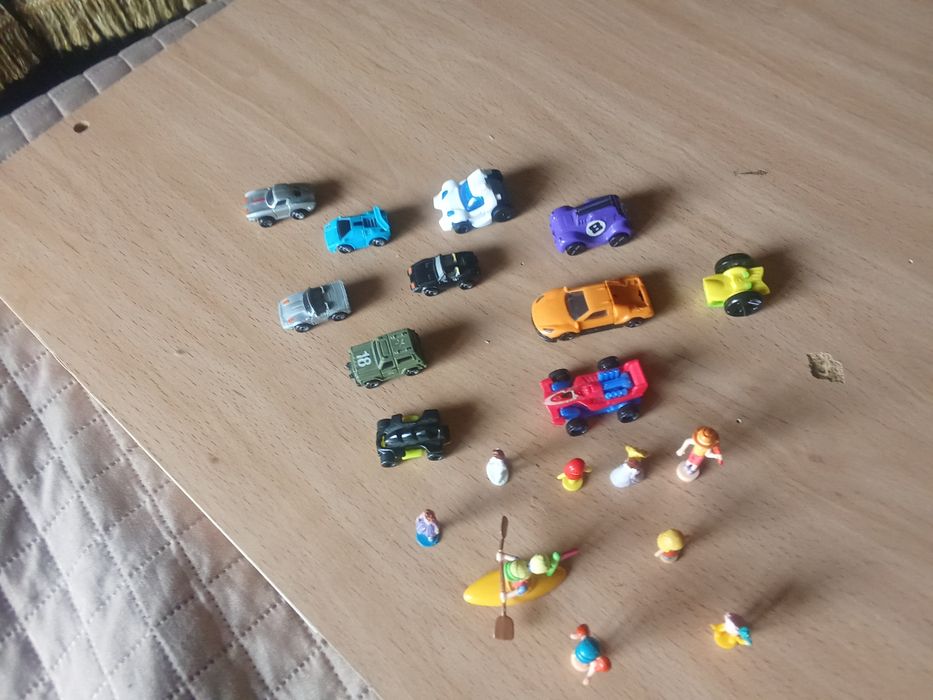 Carrinhos e bonecos miniatura