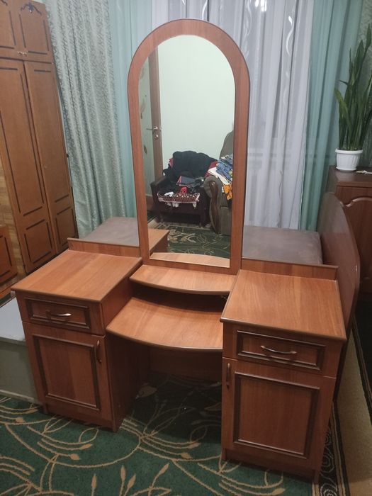 Трюмо з дзеркало