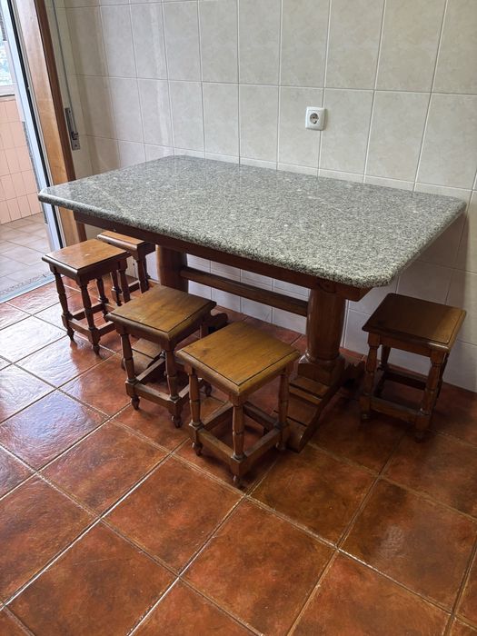Mesa de cozinha com 6 bancos