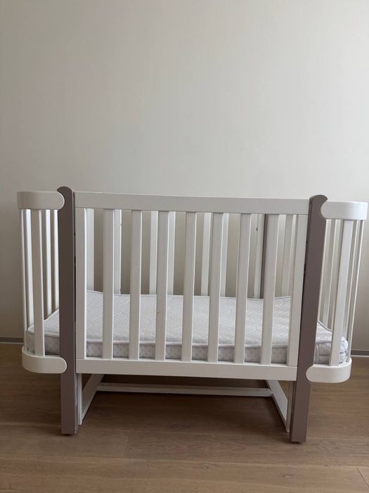 Дитяче ліжко Верес Монако (капучино-білий) з маятником і матрацом