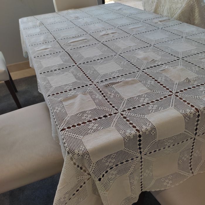 Toalha de mesa em linho e crochê