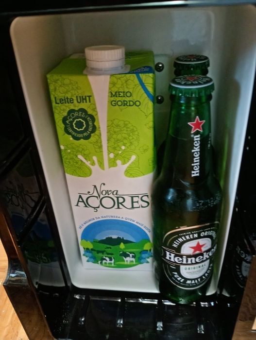Mini frigorífico portátil com luz tátil (faz frio e quente)
