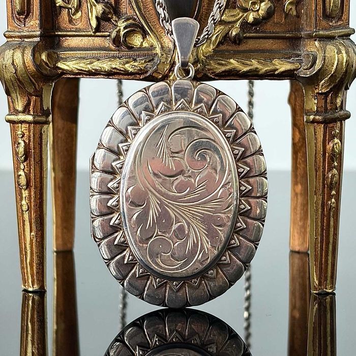 Srebrny medalion (sekretnik) wykonany ze srebra próby 925