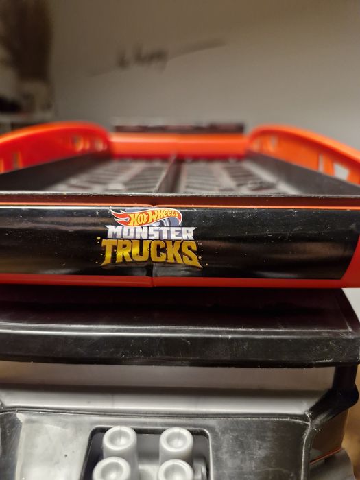 Transporter Monster Trucks Hot Wheels