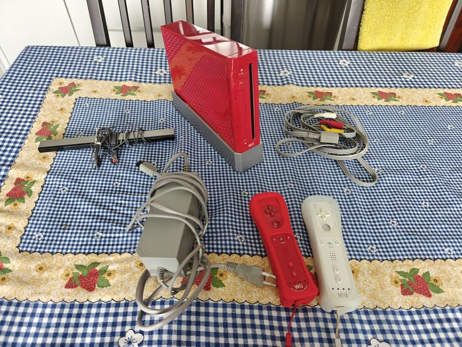 Wii vermelha + 2 comandos