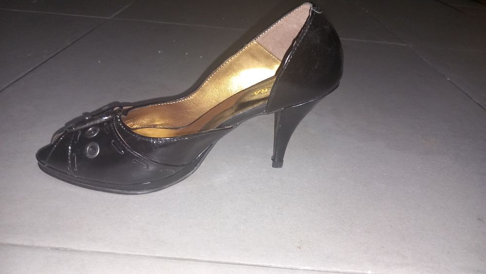 Sapatos de senhora em pele preta, elegantes e muito confortáveis.