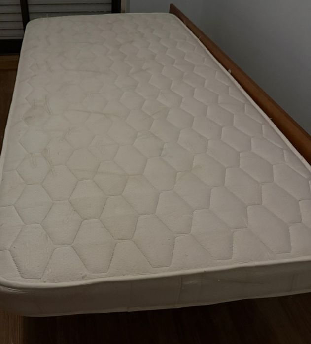 Cama dupla com colchões