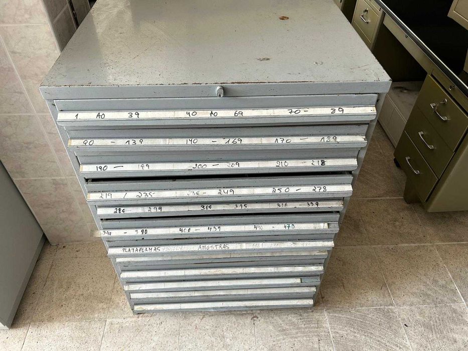 Armário com prateleiras para cortantes, para a indústria do calçado - 250€