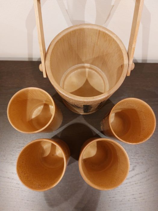 Copos e balde de gelo em bambu